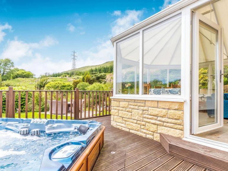 3 Bedroom Luxury Home, Hot Tub, Stunning Views Of Killin, Sitting On The River Dochart מראה חיצוני תמונה